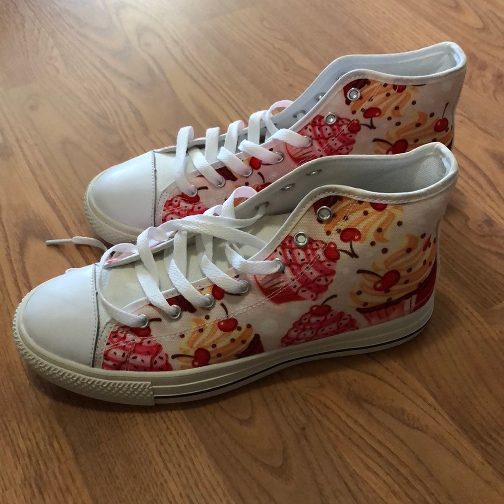 Chuck’s Style cupcake shoes. Women’s 8, NEW.
